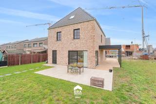[[ DIT PAND NEEMT DEEL AAN DE ERA OPEN HUIZEN DAG OP 13/6 VAN 9:30 TOT 10:30 ]]
<p>Deze energiezuinige nieuwbouwwoning combineert een rustige ligging met hedendaags wooncomfort in het centrum van Peer. Gelegen in een doodlopende straat, op wandelafstand van scholen, winkels en openbaar vervoer, woont u hier op een toplocatie met alle voorzieningen binnen handbereik.</p>

<p>De open bebouwing in charmante pastorijstijl werd gebouwd in 2025 en is volledig instapklaar afgewerkt. Dankzij de slimme indeling biedt de woning plaats aan maar liefst 4 tot 5 slaapkamers. De ruime zolderverdieping is bereikbaar via een vaste trap en kan perfect ingericht worden als extra slaapkamer, hobbyruimte of bureau. Bovendien is er zowel op zolder als in de aparte berging bijzonder veel praktische opbergruimte voorzien. Buiten geniet u van een reeds aangelegd terras, een carport met voorziening voor elektrisch laden en een tuinberging met aanwezige nutsvoorzieningen.</p>

<p>De woning werd volledig uitgerust met een warmtepomp, waardoor er geen gasaansluiting nodig is. Overal werd vloerverwarming voorzien, zelfs op de zolderverdieping, die bovendien ook kan koelen tijdens warme zomerdagen. Dankzij het uitstekende EPC-label A+ geniet u bovendien van 4 jaar vrijstelling van onroerende voorheffing.</p>

<p><strong>Enkele troeven:</strong></p>

<p>• Energiezuinig wonen: EPC-label A+, warmtepomp en vloerverwarming doorheen de volledige woning.<br />• Ruimte en comfort: Mogelijkheid tot 4 à 5 slaapkamers, vaste trap naar de zolder en veel bergruimte.<br />• Rustige centrale ligging: Gelegen in een doodlopende straat vlak bij scholen, winkels en het centrum van Peer.</p>

<p>Ben je op zoek naar een woning met ruimte, rust en een landelijke ligging in Peer? Neem dan gerust contact met ons op via <strong>impact@era.be</strong> of <strong>089 46 48 63</strong>. Lander helpt je graag verder!</p>