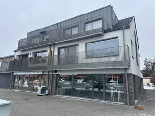 Op een zeer gunstige locatie langs de Diestersteenweg 116 te Kermt, vlakbij Hasselt, bieden wij deze zeer propere en lichtrijke kantoor-...