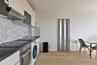immo DAVID stelt voor: instapklare studio van 50 m²<br /><br />Deze schitterende studio van 50 m² is gelegen op de 7de verdieping en is bereikbaar met de lift. De studio verkeert in uitstekende staat en geniet dankzij de grote raampartijen van een aangename lichtinval, een ruimtelijk gevoel en een mooi open uitzicht.<br /><br />De woning beschikt over PVC-ramen met dubbele beglazing en heeft een **EPC-label B**, wat zorgt voor een goede energieprestatie. Daarnaast is de elektrische installatie conform. Dankzij de verzorgde staat is deze studio volledig instapklaar.<br /><br />De aangename leefruimte sluit rechtstreeks aan op de keuken, wat zorgt voor een praktische en open indeling. De afzonderlijke slaapkamer van 9 m² biedt de nodige rust en comfort. De moderne badkamer is uitgerust met een ligbad en een lavabo.<br /><br />Een ideale woonst voor wie op zoek is naar een comfortabele en energiezuinige studio met een praktische indeling en een uitstekende lichtinval.<br /><br /><br />Op het terras van 8 m² kunt u heerlijk genieten van de zon en de rustige omgeving.<br /><br />De ligging is bijzonder praktisch, met een vlotte verbinding naar de Ring en het centrum van Brussel. In de directe omgeving vindt u het UZ Jette, scholen, openbaar vervoer, winkels, het Laarbeekbos en diverse fietspaden.<br /><br />Een ideale woonplek voor wie op zoek is naar comfort, rust en groen, gecombineerd met een uitstekende bereikbaarheid en een energiezuinige woning.