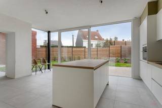 <p><span>Maison entièrement rénovée et économe en énergie à Moen</span></p><p><span> </span></p><p><span>Bienvenue dans cette maison magnifiquement rénovée, où confort et efficacité énergétique se marient à la perfection. Située dans un quartier calme et bien desservi par les principales voies d'accès, cette maison offre tout ce dont vous avez besoin pour vivre confortablement.</span></p><p><span> </span></p><p><span>Agencement :</span></p><ul><li><span>Rez-de-chaussée : un vaste espace de vie avec coin repas et coin salon, une cuisine ouverte moderne, des toilettes séparées, une buanderie pratique et un accès à la cave.</span></li><li><span>Premier étage : 2 chambres, une salle de bains élégante avec douche à l'italienne, lavabo et WC, ainsi qu'un escalier fixe menant aux combles.</span></li><li><span>Grenier : grenier entièrement isolé, prêt à être aménagé en 3e chambre ou en espace polyvalent.</span></li><li><span>À l'extérieur : un jardin de devant bien entretenu, une terrasse ensoleillée et un jardin. Comprend une sortie à l'arrière (le long du n° 79) avec un espace de stationnement à l'arrière pouvant accueillir 2 voitures supplémentaires.  </span></li></ul><p><span><br /><br /></span></p><p><span>Atouts :</span></p><ul><li><span>Économe en énergie : équipée d’une pompe à chaleur, de panneaux solaires, etc.</span></li><li><span>Prêt à emménager : entièrement rénové en 2024. Pas de soucis de rénovation, l'installation électrique est conforme et la maison est en parfait état.</span></li><li><span>Arrière de la parcelle toujours accessible via un accès séparé</span></li><li><span>Se réveiller avec vue sur les champs ? Ce cadre magnifique vous permettra de vous détendre au quotidien.</span><span><br /><br /></span></li></ul><p><span>Informations pratiques :</span></p><ul><li><span>PEP : B (170 kWh/m²/an)</span></li><li><span>Informations urbanistiques : Vg | WgLk | Gmo | Gvkr | Gvv</span></li><li><span>Évaluation de la gestion de l'eau : note de la parcelle A | note du bâtiment A</span></li><li><span>La surface indiquée est la surface brute telle que mentionnée dans le certificat EPC.</span></li></ul><p><span><br />Intéressé(e) ? Contactez Ellen au 0474 86 04 52 ou</span> à l'adresse<span> <span>ellen@heritagevastgoed.be</span></span><span></span></p><p><span> </span></p><p><span> </span></p>