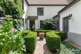 Ontdek deze prachtige, karaktervolle villa, gelegen op een mooi perceel in Heide-Kalmthout. Deze woning biedt een perfecte balans tussen comfort...