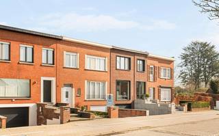 Topgelegen op te frissen rijwoning met 3 slaapkamers en garage in de gegeerde Sint-Elisabethwijk.<br /><br />De woning omvat een inkomhal met apart toilet, een ruime leefruimte, keuken en handige berging. <br />In de kelderverdieping bevinden zich de garage en extra bergruimte. Op de eerste verdieping zijn er 3 slaapkamers en een badkamer.<br /><br />Verder is er een leuke stadstuin met tuinhuis. Dankzij de vlotte verbinding naar het centrum van Kortrijk, de E17 en diverse invalswegen is dit een ideale woning voor wie centraal én rustig wil wonen.<br /><br />Meer info of plan je bezoek via WWW.IMMOBEGUIN.BE of info@immobeguin.be