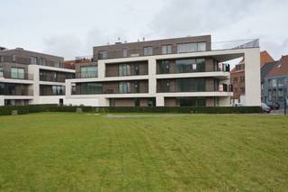 Nieuwbouwappartement op de 3e verdieping, met een zeer ruim terras (+/- 156 m²) rondom het appartement. Nabij de jachthaven van Zeebrugge. Stijlvol project met een verfijnde, strakke architectuur. Dit appartement omvat: een inkomhal, apart toilet, 2 slaapkamers met toegang tot het zeer ruime terras, badkamer met bad, inloopdouche en dubbele lavabo, open keuken met berging voorzien van alle toestellen die uitgeeft op de lichtrijke living met eetruimte. Prachtig ruim terras (+/- 156 m²) rondom rond het appartement met buitenberging. Gebruik van hedendaagse en duurzame materialen, aangename indeling, grote ramen waardoor men optimaal kan genieten van een open zicht en de zon. Tevens nog de mogelijkheid tot het aankopen van gelijkvloerse of ondergrondse staanplaatsen en garageboxen. Zeer vlotte bereikbaarheid, nabij de jachthaven van Zeebrugge, verscheidene fiets- en wandelroutes,… Voor alle info neem contact met ons op 050/60 60 78 of per mail.
