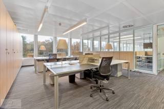 Moderne kantoorruimtes in gerenoveerd Crestron-gebouwDeze instapklare kantoorruimtes bevinden zich op het gelijkvloers en de eerste verdieping van...