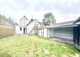 Een woonhuis, op en met de grond en aanhorigheden gelegen Oeselgemstraat 67; Gunstig gelegen nabij de invalswegen naar de autostrade en alles wat men nodig heeft; Indeling: inkom, kelder, ruime gelijkvloerse slaapkamer/speelkamer/bureau; Salon, eetplaats met open keuken en deur naar de tuin; sas, apart toilet, badkamer; Zonnige tuin met berging en doorgang naar uitpandige garage; zijdelingse trap naar de zolder boven de badkamer waar de recente condensatieketel op gas en nieuwe leidingen geïnstalleerd zijn; Aparte ingang met trap naar de eerste verdieping: nachthal, 2 ruime slaapkamers; Vaste trap naar een ruime zolder met 2 veluxen, met mogelijkheid tot nog 2 extra kamers; EPC 370 D; Beschikbaar: bij akte na betaling; Info en bezoek: info@elet.immo;