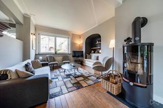 <p>Gelegen in het hart van één van de mooiste lanen van Watermaal-Bosvoorde, op wandelafstand van de Keymplein, biedt deze karaktervolle woning ongeveer ±203 m² bewoonbare oppervlakte (volgens EPC) en vormt ze een perfecte balans tussen authentieke charme en hedendaags wooncomfort.</p>
<p>Vanaf het eerste moment weet de woning te verleiden met haar authenticiteit: originele materialen, royale volumes en een mooie lichtinval… Een warme, bijna tijdloze sfeer, die doorheen de jaren werd verrijkt met doordachte aanpassingen afgestemd op de woonbehoeften van vandaag.</p>
<p>Hier staat karakter niet stil — het evolueert met de tijd.</p>
<p>Achteraan bevindt zich de echte troef: een prachtig perceel van 565 m², een zeldzaamheid in de buurt. Een ruime, rustige en groene buitenruimte die een uniek gevoel van rust biedt in Brussel, met uitzonderlijk potentieel.</p>
<p>De ligging is een absolute meerwaarde: een gegeerde residentiële omgeving, op korte afstand van winkels, scholen en openbaar vervoer (onder andere bus 95), met een vlotte verbinding naar het stadscentrum, terwijl u geniet van een groene en rustige leefomgeving.</p>
<p>Beschikbaar bij akte, vormt deze woning een unieke opportuniteit voor liefhebbers van karaktervolle panden die ze naar eigen smaak willen aanpassen, met een sterke basis en een topligging.</p>
<p>PEB : F – 320 kWh/(m².an) – 64 kg CO₂/(m².an)</p>