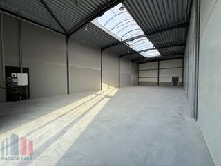Ruime KMO-unit of showroom van 276 m² met 3 eigen parkeerplaatsen. Deze unit is ideaal voor bedrijven die een zichtlocatie zoeken om hun...