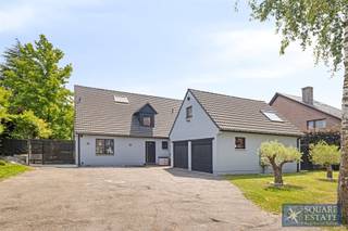 Square Estate presenteert u deze ruime, volledig gerenoveerde villa in de aangename woonwijk Bouchout. Deze villa is als volgt ingedeeld: Op de...