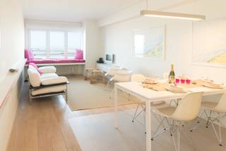 HEEL MOOI STIJLVOL VERNIEUWD APPARTEMENT MET FRONTAAL ZEEZICHT<br />Dit mooie, vernieuwde appartement op de 4de verdieping van de “Residentie Regence“ is volledig instapklaar.<br />Vanuit de woonkamer kan U volop genieten van het prachtige zicht op zee en de vaargeul.<br />De hedendaagse open keuken werd voorzien van alle comfort : inductiekookplaat, vaatwas, koelkast en vriezer en veel opbergruimte.<br />Naast de keuken is een praktische berging voorzien met wasmachine en droogkast.<br />De mooie badkamer heeft een instapdouche en dubbele lavabo met meubel.<br />Er is een afzonderlijk toilet. Achteraan vindt u 2 slaapkamers waarvan 1 uitgeeft op het zonneterras aan de achterzijde. In de residentie is er ook een individuele kelder.
<ul>
<li>Oppervlakte appartement : 77 m² + terras</li>
<li>Private kelder in de Residentie</li>
<li>Gemeubeld met italiaanse designmeubelen B&B Italia</li>
<li>KI: € 1.175,00</li>
<li>Positieve elektrische keuring</li>
<li>Centrale verwarming op aardgas</li>
<li>EPC : 114 kWh/(m² jaar) - Label B</li>
</ul>