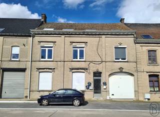 Interessante investering met mooi rendement! Gelijkvloers appartement (675€) bestaande uit een leefruimte met open keuken, badkamer, berging, 2...
