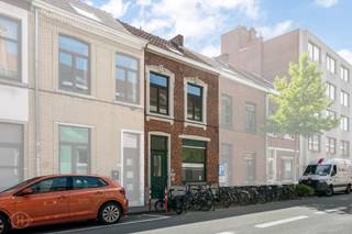 Deze ruime rijwoning is gelegen aan de Andreas Vesaliusstraat 85 te Leuven en geniet van een uitstekende ligging, op wandelafstand van een bushalte, Carrefour, een basketbalpleintje en verschillende KU Leuven-aula’s. Dankzij de centrale ligging en ruime indeling is de woning ideaal voor zowel een gezin als cohousers. Op het gelijkvloers bevinden zich een apart toilet, de leefruimte, een open eetruimte, de keuken en de badkamer met een tweede toilet. Vanuit de keuken is er toegang tot de aangename tuin met tuinhuis, dat voor extra bergruimte zorgt. Daarnaast beschikt de woning over een kelder. Op de eerste verdieping bevinden zich twee slaapkamers van respectievelijk 9 m² en 18 m². De tweede verdieping omvat een ruime derde slaapkamer van 20 m². De woning wordt onbemeubeld verhuurd en is onmiddellijk beschikbaar. De huurprijs bedraagt € 1.400 per maand. Alle nutsvoorzieningen zijn individueel en ten laste van de huurder. Interesse? Neem gerust contact op voor meer informatie of om een bezichtiging in te plannen via info@homies.be