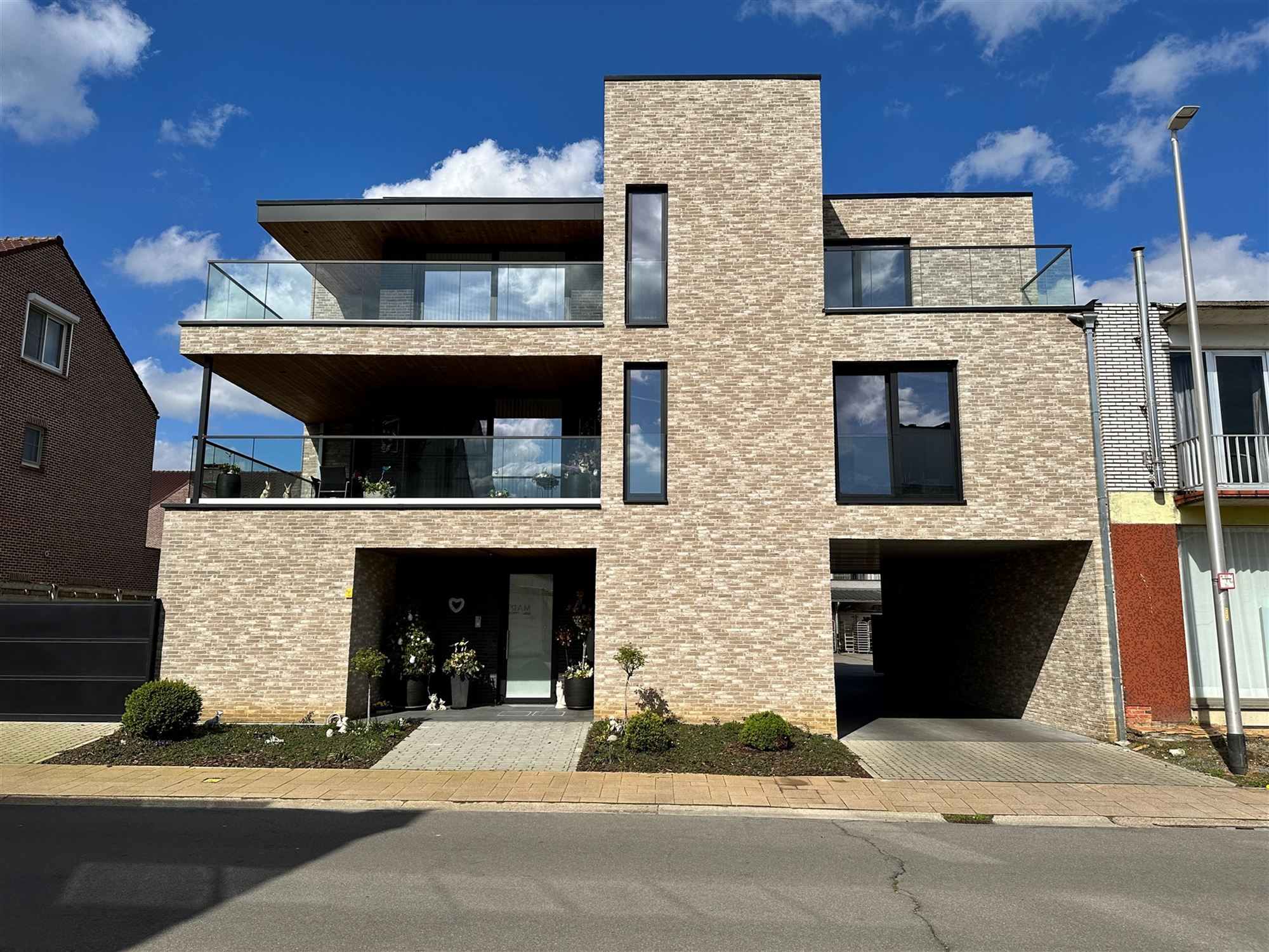 UNIEKE PENTHOUSE MET 2 SLAAPKAMERS, RUIME TERRASSEN EN GARAGE TE PAAL - foto 1