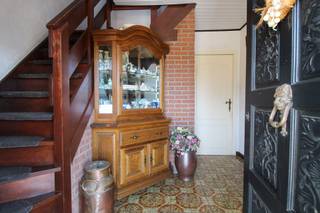 <p><span>Op een ruim perceel van 10a36ca vinden we deze vrijstaande woning die veel mogelijkheden biedt. De woning is gelegen langs de Klokkenstraat, in een rustige, residentiële buurt en toch met een vlotte bereikbaarheid.</span></p><p><span> </span></p><p><span>Indeling en comfort</span></p><p><span><br />De woning is volledig onderkelderd en beschikt over een inpandige garage, wat zorgt voor veel extra bergruimte. Binnenin vinden we een leefruimte met eet- en zithoek, een keuken met aansluitend een extra kamer die ideaal kan dienen als 4de slaapkamer, bureau, hobbykamer of werkplek. Op de verdieping zijn drie slaapkamers en een badkamer aanwezig, evenals een ruim balkon dat een mooi uitzicht biedt over de omgeving.</span></p><p><span>Kenmerken</span></p><ul><li><span>Vrijstaande woning op perceel van 10a36ca</span></li><li><span>Volledig onderkelderd met inpandige garage </span></li><li><span>Houten ramen met dubbele beglazing</span></li><li><span>Verwarming op mazout (ketel 2009)</span></li><li><span>EPC-label B</span></li><li><span>Maar liefst 39 zonnepanelen mét groenestroomcertificaten (een grote troef voor de nieuwe eigenaar!)</span></li><li><span>Achteraan bevinden zich twee tuinhuisjes die extra opbergruimte of hobbyruimte bieden</span></li></ul><p><span>Tuin en bereikbaarheid</span><span><br /><br />De tuin is onderhoudsvriendelijk aangelegd en geniet van zon en privacy. Dankzij de dubbele toegang is het perceel langs voor én achter bereikbaar, wat zorgt voor extra gebruiksgemak.</span></p><p><span>Deze woning is ideaal voor wie op zoek is naar een ruime gezinswoning met potentieel en bereid is om te moderniseren. Dankzij de zonnepanelen en de gunstige ligging combineert dit pand praktisch wonen met een mooie investering in de toekomst.</span></p><p><span>Voor meer informatie of een bezoek ter plaatse, contacteer ons via <span>diana@jemar.be</span></span><span> of 0484.35.70.31.</span></p>