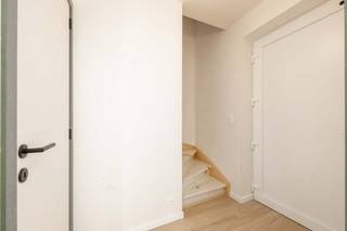 Welkom in deze moderne en energiezuinige nieuwbouwwoning (lot 3), gelegen in de rustige Moorstraat in Sint-Eloois-Vijve 🌿. Een ideale thuis voor...