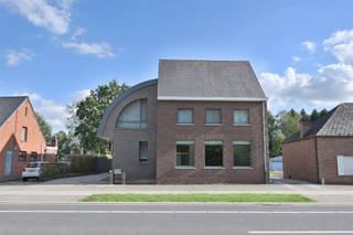 <p><span>Op zoek naar een bijzonder ruime villa waar kwalitatieve afwerking, privacy en een prachtige groene omgeving samenkomen? Deze stijlvolle woning uit 2003 bevindt zich op een uitzonderlijk perceel van maar liefst 4.022 m² en beschikt over een royale bewoonbare oppervlakte van 357 m² (conform EPC). De combinatie van doordachte architectuur, grote raampartijen, kwalitatieve materialen en uitgebreid maatwerk zorgt voor een woning met een uitgesproken karakter en een bijzonder aangename woonbeleving.</span></p><p><span>Bij binnenkomst valt meteen de verzorgde afwerking op. De inkomhal met ingemaakte maatwerkkasten van Van Lommel leidt naar de centrale hal, die als verbindende as doorheen de woning loopt. Het gelijkvloers omvat een gastentoilet, een praktische wasplaats met douche en maatkasten en een bijzonder ruime leefruimte die uit verschillende delen bestaat. De parketvloer brengt warmte in het interieur en loopt door in de volledig ingerichte bureauruimte en bibliotheek. Ook hier komt het hoogwaardige maatwerk van Van Lommel terug in de verschillende ingemaakte kasten.</span></p><p><span>De royale eetkamer geniet van een mooi zicht op het groen en sluit aan op de volledig uitgeruste keuken met kwalitatieve toestellen en een eigen eetplaats. Ook hier zorgen de grote raampartijen voor een sterke verbinding met de tuin. Aansluitend bevindt zich een volledig ingerichte keukenberging met ingemaakte maatwerkkasten.</span></p><p><span>Op de eerste verdieping brengt de ruime nachthal u naar maar liefst vijf slaapkamers. De masterbedroom beschikt over airconditioning, een balkon en een ensuite badkamer met dubbele lavabo, ligbad en ruime inloopdouche. Daarnaast zijn er vier bijkomende slaapkamers, waarvan één eveneens voorzien is van airconditioning. Een tweede badkamer met lavabo en douche en een afzonderlijk toilet vervolledigen deze verdieping.</span></p><p><span>Ook de tweede verdieping biedt nog extra mogelijkheden. Hier bevindt zich een ruime zolderverdieping die dankzij haar oppervlakte flexibel kan worden ingevuld als hobbyruimte, speelruimte, extra werkplek of bijkomende kamer.</span></p><p><span>De woning is bovendien gedeeltelijk onderkelderd en beschikt over een centrale kelderhal, wijnkelder, twee bergkelders en een technische ruimte. Het overige gedeelte van de woning is voorzien van een kruipkelder.</span></p><p><span>Een absolute blikvanger is het 4.022 m² grote perceel. De zorgvuldig aangelegde tuin met hagen, fruitbomen en verschillende volwassen bomen creëert een groene en bijzonder private omgeving rondom de woning. Het aangrenzende terras vormt hierbij een aangename verlenging van de leefruimtes. Ongeveer centraal op het perceel bevindt zich bovendien een vrijstaand bijgebouw met garage en bergruimte. Aan het bijgebouw is een laadpaal voorzien en op het dak bevinden zich maar liefst 18 zonnepanelen met groenestroomcertificaten.</span></p><p><span>Ook energetisch staat de woning sterk met een EPC-label B. De daken en muren zijn geïsoleerd en de aluminium raamprofielen zijn voorzien van hoogrendementsbeglazing. Het grootste gedeelte van de woning geniet van centrale vloerverwarming op stookolie, aangevuld met radiatoren in enkele ruimtes. Daarnaast zijn twee lucht-luchtwarmtepompen met afzonderlijke buitenunits aanwezig, die zowel voor verwarming als verkoeling kunnen zorgen.</span></p><p><span>Ook op het vlak van comfort en afwerking werd veel aandacht besteed aan kwaliteit en detail. Het uitgebreide maatwerk van Van Lommel, de parketvloeren, stijlvolle materialen, glazen binnendeuren en royale lichtinval geven het interieur een tijdloze uitstraling. Automatische screens met zonne- en windsensor en een alarmsysteem zorgen voor bijkomend wooncomfort.</span></p><p><span>De ligging vormt tot slot een belangrijke extra troef. De woning bevindt zich op een gunstige locatie in Herselt, met het centrum, winkels, scholen en andere dagelijkse voorzieningen vlot bereikbaar. Ook Westerlo en de omliggende gemeenten zijn makkelijk te bereiken. Zo geniet u thuis van uitzonderlijk veel ruimte, groen en privacy, zonder in te boeten aan bereikbaarheid.</span></p><p><span>Een bijzondere eigendom voor wie op zoek is naar ruimte, kwaliteit, privacy en wooncomfort op een uitzonderlijk ruim perceel.</span></p><p><span>Kom samen met ons deze villa ontdekken.</span></p><p><span><strong>Contacteer Dupont Vastgoed via 015 15 15 15 voor meer informatie of een bezoek ter plaatse.</strong></span></p>