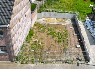 Bouwgrond te Koop – Nijverheidsstraat, Erpe-Mere<br /><br />Ontdek jouw ideale bouwgrond in de sfeervolle Nijverheidsstraat, Erpe-Mere. Met een oppervlakte van 253,59 m² biedt deze locatie de perfecte setting voor jouw droomwoning. De levendige buurt maakt het ideaal voor gezinsleven. Creëer jouw eigen thuis in deze charmante omgeving.<br /><br />Neem vandaag nog contact op voor deze unieke kans!<br /><br />Bouwvergunning is aanwezig.