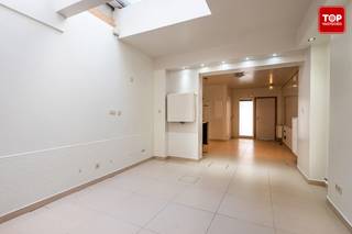 Deze prachtige karaktervolle woning is gelegen nabij het historisch centrum van Gent<br /><br />Je stapt uit de woning en zit vlakbij het rustige begijnhof en op amper 400 meter van het Gravensteen. Alles is dus gemakkelijk te bereiken te voet of per fiets. Ook via het openbaar vervoer geraak je snel aan het station Gent St-Pieters en Gent Dampoort. Alles is dichtbij.<br />Kortom, met de ligging van dit huis is een auto absoluut niet noodzakelijk.<br />Doch ben je op minder dan 10 min op alle belangrijke toegangswegen de E17, E40 en de R4<br /><br />Deze locatie in het Centrum van Gent is werkelijk uniek. Enerzijds zit je vlakbij de bruisende stad, anderzijds geniet je in dit gedeelte ook van de rust. <br /><br />Het pand is volledig instapklaar en heeft ontzettend veel mogelijkheden. <br />Het betreft 4 volwaardige verdiepingen. Oorspronkelijk is het gelijkvloers ingedeeld als handelsruimte, doch is er een douche, wc en keukentje  aanwezig, ook hier zijn dus tal van invullingen mogelijk. <br />Via de authentieke trap komen we terecht op de verschillende verdiepingen. Zeer gezellige leefruimte, met aparte zithoek, geïnstalleerde keuken, 2 extra badkamers, 2 aparte toiletten. Bovenop de slaapkamers zijn er tal van polyvalente open ruimtes. <br /><br />Eveneens is er een mooi dakterras met een fantastisch uitzicht. Je kijkt uit op het centrum en de drie torens! Het valt op dat het heel rustig is op het terras. Hier kan je lekker lang genieten met vrienden en familie vol gezelligheid op een unieke locatie. <br /><br />In 2012 werd de woning gerenoveerd.<br /><br />Extra troeven :<br />- Met zijn energie label C heeft het een gunstige EPC score.<br />- Op elke verdieping zijn aparte aansluitingen en leidingen voorzien. <br />- Door al zijn potentieel kan dit perfect dienen als investeringsvastgoed.<br /><br />Deze Topper is DE ideale mix van comfort, rust en alles dichtbij. Het heeft alles in huis om er een echte thuis van te maken!<br /><br />Interesse? Contacteer dan snel Topvastgoed voor een bezoek op het nummer 0475 700 700.<br /><br />Beschikbaar vanaf 1/10/2026.