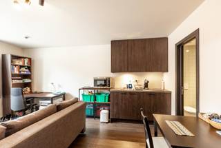 Deze studio is beschikbaar vanaf 1 oktober en is gelegen in een kleinschalig project met vijf eenheden, wat maakt dat het er heerlijk en rustig vertoeven is. De centrale ligging te centrum Heverlee alsook in de onmiddellijke nabijheid van Leuven centrum zorgt voor een uitstekende uitvalsbasis. <br />De studio ligt op het eerste verdiep aan de achterzijde van het gebouw en is standaard bemeubeld (enkel bed zonder matras, bureau, bureaustoel, kleerkast). <br />De huurprijs bedraagt 750 euro per maand + een forfait van 125 euro per maand voor de gemeenschappelijke kosten, brandverzekering, het privatief verbruik van water, internet, elektriciteit en gas. <br />Interesse? Contacteer ons voor meer informatie of een bezichtiging.<br />016 40 60 20 // info@covas.be // www.covas.be