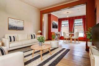 Bieden vanaf €150.000. Dit betreft een instelprijs. De verkoper behoudt zich het recht voor om elk bod te aanvaarden of te weigeren.<br />- Ideale ligging met vlotte verbinding: René Gombertstraat 14 in Menen<br />- Ruime, goed onderhouden rijwoning<br />- Karakteristieke gevel (bouwkundig geïnventariseerd erfgoed)<br />- Leefruimte met praktische keuken en veranda<br />- Handige berging<br />- Tuin met terras en uitweg <br />- Achterliggende garage<br />- 4 slaapkamers<br />- Kruipzolder met zoldertrap<br />- EPC: 494 kWh/m²/jaar (vrijgesteld van renovatieplicht want geïnventariseerd bouwkundig erfgoed), UC: 3567652