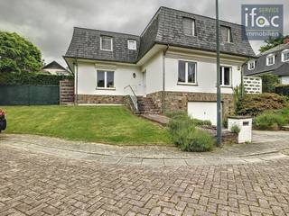 Residentieel gelegen villa in doodlopend straatje nabij Britse school en park van Tervuren. Gelijkvloers: inkomhal met apart toilet, 40m²...