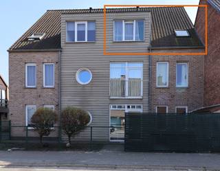<p><span>Gezellig duplex-appartement met twee slaapkamers op toplocatie, incl. garage.</span></p><p><span> </span></p><p><span>Op zoek naar een comfortabel en centraal gelegen appartement? Dit instapklare appartement in het hart van Zelzate biedt alles voor wie zorgeloos wil wonen. </span></p><p><span> </span></p><p><span>Indeling &amp; troeven;</span></p><p><span>- Inkomhal</span><span>, aansluitend toilet.</span></p><p><span>- Gezellige </span><span>woonkamer</span><span> met veel lichtinval en </span><span>open keuken</span></p><p><span>- Aparte </span><span>keukenberging</span></p><p><span>- Twee comfortabele </span><span>slaapkamers en </span><span>berging</span><span>.</span></p><p><span>- </span><span>Badkamer</span><span> met alle nodige voorzieningen, ligbad, douche.</span></p><p><span>- Ruim terras, ideaal om bij lekker weer te genieten.</span></p><p><span>- Garage</span></p><p><span> </span></p><p><span>Dit appartement combineert gemak, comfort en een uitstekende bereikbaarheid - Dankzij de uitstekende ligging bevinden openbaar vervoer, de Grote Markt, scholen en verschillende winkelcentra zich op wandelafstand. Een </span><span>ideale woonst</span><span> of </span><span>slimme investering</span><span> op een goede locatie.</span></p>
