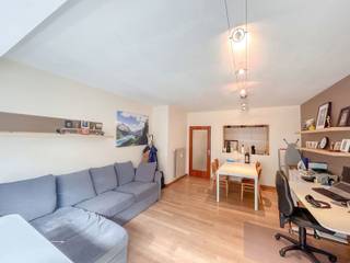 <p>Ce charmant appartement situé au premier étage se trouve à l’intérieur de la ceinture de Louvain. Vous entrez par un hall accueillant. L’appartement comprend un WC séparé, une cuisine entièrement équipée ainsi qu’une salle de bain avec lavabo, WC et douche. Profitez de deux terrasses — l’une à l’avant et l’autre attenante à la chambre à l’arrière.</p>
<p>Grâce à son emplacement idéal, à quelques pas de la gare et du centre-ville, cet appartement est parfait pour toute personne souhaitant profiter de la vie urbaine animée.</p>
<p>Le loyer s’élève à 925 € par mois, avec 150 € de charges fixes comprenant une avance sur l’eau et le chauffage. Les contrats pour l’électricité et Internet sont libres de choix pour le locataire. Une place de parking couverte peut être louée en option pour 80 € par mois.</p>
<p>Intéressé par ce logement convivial dans un emplacement de choix à Louvain ? <br /><strong><br />Inscrivez-vous dès maintenant pour la visite du 2 décembre sur notre site web (https://www.immogve.be/appartement-te-huur-in-leuven/7178941) via le cadre vert.<br />Cliquez d’abord sur le rond correspondant à la date, puis cliquez sur « planifiez votre visite ».<br />Une fois que toutes les informations ont été complétées et envoyées, vous serez inscrit(e).<br /></strong></p>