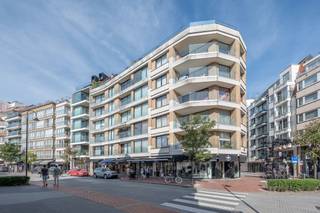 Hedendaags appartement met 3 slaapkamers en terras op het zuiden, centraal gelegen op de Kustlaan in het Zoute. Indeling van het appartement:...