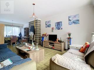 <p>Deze charmante woning, gelegen aan de Kanunnik Schoolslaan 51 te Landen, combineert een statige uitstraling met een warme, huiselijke sfeer. Dankzij haar praktische indeling en aangename ruimtes is dit de ideale thuisbasis voor zowel starters als gezinnen die op zoek zijn naar comfort en mogelijkheden.<br /><br />De woning geniet van een uitstekende ligging, waar rust en bereikbaarheid hand in hand gaan. Je woont hier in een aangename woonomgeving, terwijl het centrum van Landen, het station en diverse winkels zich op korte afstand bevinden.<br /><br />Bij het binnenkomen word je meteen verwelkomd in een ruime inkomhal. Van hieruit wandel je door naar de gezellige leefruimte, waar je ongetwijfeld heel wat fijne momenten zult doorbrengen. Aansluitend bevinden zich de functioneel ingerichte keuken, een praktische bijkeuken en een apart toilet. Via de bijkeuken heb je bovendien rechtstreeks toegang tot de garage, die voorzien is van een elektrische sectionaalpoort.<br /><br />Op de eerste verdieping bevinden zich drie slaapkamers en ruime ingerichte dressing.<br />Eén van de slaapkamers staat in directe verbinding met de badkamer, wat zorgt voor extra comfort. Samen met het aparte toilet vormt dit een aangename en praktische verdieping voor het hele gezin. Daarnaast beschikt de woning nog over een ruime bergzolder waar de mogelijkheid is voor extra kamers, een kelder die ideaal is voor het opbergen van al je spullen.<br /><br />Buiten geniet je van een rustige omgeving waar het heerlijk thuiskomen is na een drukke dag. Deze woning biedt niet alleen een fijne plek om te wonen, maar ook de kans om er helemaal je eigen thuis van te maken. Met haar mooie basis en vele mogelijkheden kan je hier jouw woonverhaal volledig naar wens verder schrijven.<br /><br />Ben je op zoek naar een warme woning met karakter, ruimte en potentieel op een centrale ligging? Dan nodigen wij je graag uit om deze woning zelf te komen ontdekken. Misschien wordt dit wel jouw nieuwe thuis. </p>