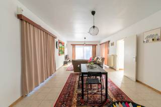 Op enkele minuten van het bruisende centrum van Evergem, bieden wij u in de "Patrijzenstraat 190" deze gezinswoning aan. De woning is uiterst...