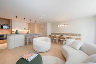 Stijlvol appartement met zijdelings zeezicht aan het Driehoeksplein – Het ZouteGelegen op een toplocatie in Het Zoute, vlak bij het strand en het...