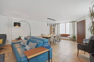 Gelegen in een rustige omgeving te Assebroek bevindt zich deze ruime hoekwoning met tal van mogelijkheden. Dankzij de centrale ligging woont u op wandelafstand van winkels, scholen, openbaar vervoer en met een vlotte verbinding naar het centrum van Brugge.<br />De woning beschikt over een bruikbare oppervlakte van ca. 190m² inclusief zolder en terras en biedt een uitstekende basis voor wie een woning verder naar eigen smaak wil opfrissen. <br />Eén van de absolute troeven van deze woning is de uitzonderlijk ruime leefruimte van maar liefst 46m². Door de vele raampartijen geniet deze ruimte van een aangename natuurlijke lichtinval. Aansluitend bevindt zich de ingerichte keuken met keukeneiland met graniet werkblad. Verder beschikt het gelijkvloers over een badkamer met inloopdouche en een praktische technische ruimte.<br />Op de verdieping bevinden zich drie volwaardige slaapkamers, een apart toilet en een zonnig terras met veel privacy. Via de vaste trap bereikt u de ruime zolder, die extra mogelijkheden biedt als hobbyruimte, bureau of bijkomende kamer. De woning werd deels gerenoveerd in 2022 met onder meer dak -en plafondisolatie en de plaatsing van EPDM op het plat dak. Verder beschikt de woning over conforme elektriciteit tot 2047 en centrale verwarming op aardgas. Kortom, een karaktervolle woning met veel potentieel op een uitstekende locatie in Assebroek. EPC: 425 kWh/(m²jaar) (Vg, Wg, Gmo, Gvkr, Gvv) BR00287