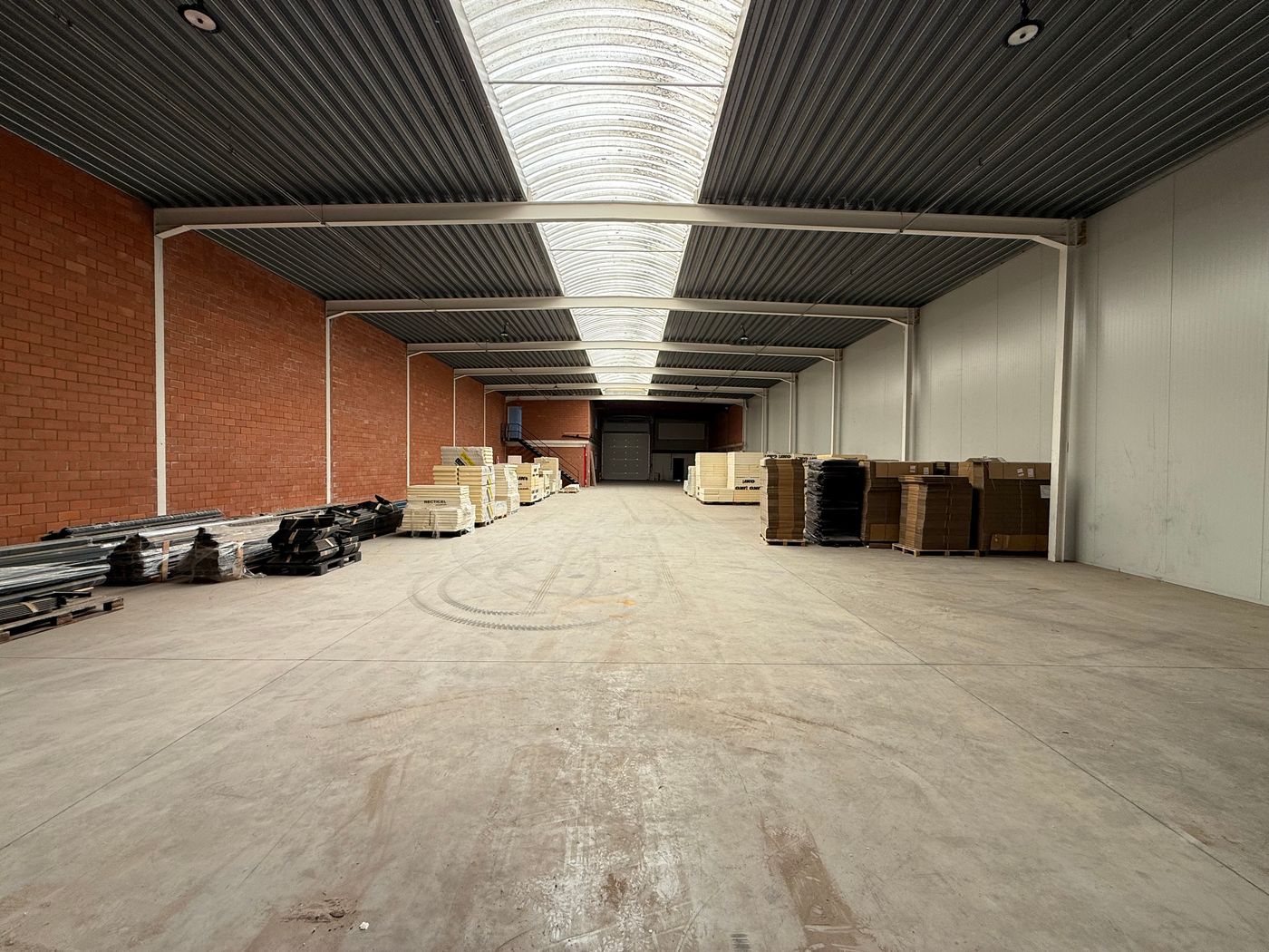 Instapklaar magazijn met kantoor en/of showroom op toplocatie - photo 2