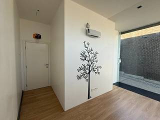 Ben je op zoek naar een commercieel pand op een goede locatie in Herentals? Dan is dit handelspand van 41 m² zeker de moeite waard om te ontdekken. Gelegen in een zijstraat van de Zandstraat, zit je hier op een ideale plek vlakbij het bruisende centrum.<br /><br />Op amper 150 meter van het pand bevindt zich een ruime parking, wat zorgt voor een vlotte bereikbaarheid voor klanten, leveranciers of bezoekers. Bovendien ligt het pand aan een drukke fietsstraat, wat garant staat voor veel passage en zichtbaarheid – een belangrijke troef voor elke zaak.<br /><br />Het pand bestaat momenteel uit een inkom, twee aparte ruimtes, een badkamer en een toilet. De indeling kan volledig worden afgestemd op uw noden omdat de binnenmuren kunnen verwijderd of verplaatst worden. Zo kan je de ruimtes opnieuw indelen of de hele ruimte volledig opentrekken tot één geheel.<br /><br />Dankzij de flexibele indelingsmogelijkheden en de gunstige ligging is het pand geschikt voor uiteenlopende doeleinden. Denk aan een winkel,  zelfstandig beroep, praktijkruimte, schoonheidssalon of zelfs een compact kantoor. Ook als investering is dit een interessante opportuniteit.<br /><br />Kom dit interessant handelspand samen met ons ontdekken en contacteer Dupont Vastgoed voor meer informatie op 0471 91 88 46