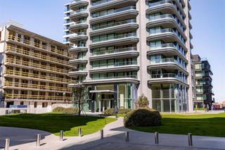 <p><span>In de prestigieuze Ensor Tower 2 bevindt zich dit stijlvolle en luxueuze appartement op de vierde verdieping. Dankzij de ruime indeling, de hoogwaardige afwerking en de moderne voorzieningen biedt dit appartement een bijzonder aangename woonomgeving aan de kust.</span></p><p><span>De ruime leefruimte vormt het hart van het appartement en sluit naadloos aan op de volledig ingerichte open keuken met kookeiland. Vanuit de woonkamer heeft u rechtstreeks toegang tot het ruime balkon, waar voldoende plaats is voor een comfortabele loungeset. De ideale plek om in alle rust te ontspannen.</span></p><p><span>Het appartement beschikt over twee comfortabele slaapkamers, elk met een eigen sanitaire voorziening. De eerste slaapkamer heeft een ensuite douchekamer met lavabo. De tweede slaapkamer beschikt over een ensuite badkamer met inloopdouche, lavabo, toilet en aansluiting voor een wasmachine.</span></p><p><span>Daarnaast is er een afzonderlijk gastentoilet.</span></p><p><span>Dit appartement </span><span>vormt de ideale keuze voor wie op zoek is naar een stijlvolle, comfortabele en rustige woonplek aan zee, met alle moderne voorzieningen binnen handbereik.</span></p><p><span>Huurwaarborg: € 5100 (3 maand)</span></p><p><span>Lasten: € 175/ maand</span></p><p><span>Plaatsbeschrijving: +- € 350</span></p><p><span>Vrij vanaf: 01/11/2026</span></p><p><span> </span></p>