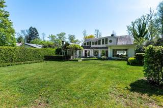 <p><span>Op een zeer goede locatie in Koningshof bevindt zich deze te renoveren villa op ca. 3.025m². Het eigendom is gelegen tussen de dorpskernen van 's Gravenwezel en Schoten nabij scholen en sportclubs. </span></p><p><span> </span></p><p><span>Indeling</span></p><p><span>U betreedt de villa middels de centrale inkomhal met vide en trap naar de verdieping. Toegang tot een ruime en lichte woonkamer met aansluitend de eetkamer welke uitgeeft op de keuken. Vanuit de keuken toegang tot dienstgang naar garage en kelder.</span></p><p><span> </span></p><p><span>Verdieping</span></p><p><span>De verdieping biedt u een hoofdslaapkamer met privatieve badkamer en dressingkamer welke eventueel kan worden ingericht als bijkomende slaapkamer. Nog twee slaapkamers waarvan één in gebruik is als bureel en een tweede badkamer. </span></p><p><span> </span></p><p><span>Kelder en zolder</span></p><p><span>De woning is gedeeltelijk onderkelderd waarvan een wijnkelder, bergruimte en technische installaties bevinden. Tevens bergruimte op de zolder. </span></p><p><span> </span></p><p><span>Garage</span></p><p><span>De woning is voorzien van een ruime inpandige garage voor één grotere wagen en een compacte wagen.</span></p><p><span> </span></p><p><span>Tuin en buitenruimtes</span></p><p><span>Aan de achterzijde van de villa bevinden zich ruime terrassen, waaronder een overdekt terras met open haard. Het ruime perceel biedt alle ruimte, rust en privacy. Achteraan het perceel bevinden zich nog een vrijstaand garagegebouw en tuinberging.</span></p><p><span> </span></p><p><span>Bijzonderheden</span></p><p><span>Deze te renoveren woning biedt vele mogelijkheden en kan als renovatieproject of bouwgrond worden gezien. </span></p><p><span> </span></p><p><span>Meer informatie via ons kantoor.</span></p>