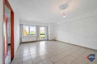 Ontdek dit aangename en lichtrijke appartement op de tweede verdieping van residentie Sunrise, gelegen in de rustige en goed bereikbare wijk Konterdam te Oostende. Het appartement bestaat uit een praktische inkomhal, een ruime en gezellige woonkamer, een afzonderlijke keuken, een badkamer met douche, afzonderlijk toilet, twee slaapkamers, waarvan één directe toegang biedt tot een zonnig terras, ideaal om te ontspannen in alle rust. Op het gelijkvloers beschikt u over een privatieve kelderberging. Daarnaast is er de mogelijkheid om een parkeerplaats aan te kopen binnen het gebouw. Een uitstekende woongelegenheid of investering op een centrale ligging nabij winkels, openbaar vervoer en alle voorzieningen. Contacteer ons vandaag voor meer informatie of om een bezoek in te plannen!