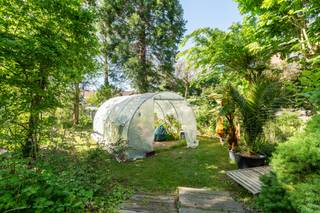 Te koop: ruime halfopen woning met praktijkruimte in het centrum van Ronse, op wandelafstand van scholen, winkels en het treinstation.Deze woning...