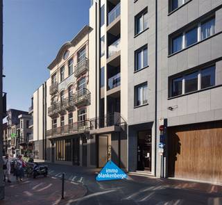 <p>Welkom bij Maison Duysburgh, een exclusief nieuwbouwproject gelegen in het hart van Blankenberge, tussen de Grote Markt en het strand. Dit project biedt een unieke woonervaring door het contrast van moderne nieuwbouw met het behoud van een breedhuis in prachtige art-nouveau-stijl.<br /><br />Maison Duysburgh omvat 39 stijlvolle appartementen met een variëteit aan keuzes: één-, twee- of drieslaapkamerappartementen, elk voorzien van mooie terrassen die uitnodigen tot ontspanning en genieten van de buitenlucht.<br /><br />Alle appartementen zijn uitgerust met duurzame verwarmingsoplossingen, zoals een warmtepomp gekoppeld aan vloerverwarming. Samen met het ventilatiesysteem (type D) en uitstekende akoestische en thermische isolatie, zorgen deze voorzieningen ervoor dat de E-peilen maximaal E30 bedragen. Dit betekent niet alleen een lagere energierekening, maar ook een bijdrage aan een milieuvriendelijke levensstijl.<br /><br />De bouwheer heeft ruime budgetten voorzien in het lastenboek, zodat u uw appartement naar eigen smaak kunt inrichten. Daarnaast staat een ervaren interieurarchitect klaar om u gedurende het hele keuzetraject van advies op maat te voorzien.</p>