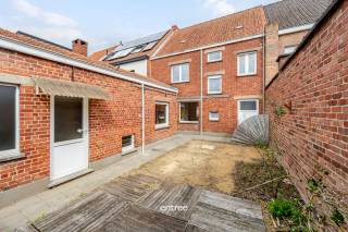Op een strategische en gegeerde ligging in Zwijnaarde vinden we deze gezinswoning met een mooi volume, een aangename gevelbreedte en heel wat potentieel. De woning is toe aan een grondige renovatie, maar biedt tegelijk een uitstekende basis voor wie op zoek is naar een renovatieproject met mogelijkheden.<br /><br />De ligging is zonder meer een belangrijke troef. Van hieruit bereik je het centrum van Gent vlot met de fiets, tram en bus, terwijl ook het Technologiepark van Zwijnaarde en de belangrijkste invalswegen snel bereikbaar zijn. Een ideale uitvalsbasis voor wie de nabijheid van Gent wil combineren met een vlotte bereikbaarheid.<br /><br />Op het gelijkvloers beschikt de woning over een inkomhal, een toilet, een garage die eerder smal is maar bijzonder praktisch kan worden benut voor fietsen, bakfietsen, materiaal en als rechtstreekse doorgang naar de tuin. Verder is er een afzonderlijke keuken die via dubbele deuren in verbinding staat met de leefruimte. Achteraan bevindt zich bovendien een handige buitenberging.<br /><br />De eerste verdieping omvat drie slaapkamers en een badkamer met douche, lavabo en toilet.<br /><br />Een bijzonder interessante troef is de ruime zolderverdieping, die bereikbaar is via een vaste trap en nog volledig naar eigen wens kan worden ingericht. Deze ruimte biedt dan ook extra mogelijkheden voor bijvoorbeeld een bijkomende slaapkamer, bureau, hobbyruimte of polyvalente ruimte, afhankelijk van de gewenste indeling en de geldende voorschriften.<br /><br />Achteraan geniet de woning van een zuidwestgerichte tuin, een aangename buitenruimte die met de nodige aandacht opnieuw tot een bijzonder fijne plek kan worden ingericht.<br /><br />Richtprijs: € 300.000