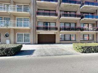 Garagebox te koop in Nieuwpoort-Bad. De garagebox is gelegen op de -1 in de Residentie Nieuwzand, Franslaan 73. Afmetingen:- diepte: 5,56m-...