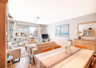 <p>Met trots presenteren wij u dit stijlvolle appartement voor, gelegen op de tweede verdieping van de kleinschalige residentie "Eos". Dit instapklare appartement is gelegen in de Strandlaan te Sint-Idesbald, vlakbij de zee en het commerciële centrum. Het pand heeft een bewoonbare oppervlakte van 71 m², wat ideaal is voor zowel een tweede verblijf aan zee als voor permanente bewoning.<br /><br />Het appartement werd als volgt ingedeeld: Inkomhal met vestiaire | lichtrijke leefruimte met volledig uitgeruste keuken en toegang tot terras met zijdelings zeezicht | badkamer met bad, douchegarnituur en dubbele lavabo in meubel | afzonderlijk toilet met lavabo | 1ste slaapkamer | 2de slaapkamer met bijkomende douche en lavabo in meubel.<br /><br />Het appartement beschikt over een private kelderberging op de ondergrondse verdieping. Daarnaast is er in het gebouw een zeer ruime, gemeenschappelijke fietsenberging aanwezig.<br /><br />Bent u op zoek naar een 2de verblijf of appartement voor vaste bewoning vlakbij zee en centrum ? Aarzel dan niet en contacteer ons voor een bezoek.</p>