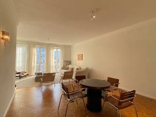 <p>Gelegen aan de statige Jan Van Rijswijcklaan, omringd door prachtige art deco gebouwen, vind je dit schitterende appartement dat de perfecte combinatie van comfort en stijl biedt. Op wandelafstand ligt het serene Albert en Hertoghe park, ideaal voor een ontspannende wandeling of een verkwikkende jogsessie. Bovendien zijn tal van invalswegen in de nabijheid, wat zorgt voor een uitstekende bereikbaarheid.</p>
<p>Dit uitzonderlijk appartement van ca 125 m² is gelegen op de vierde verdieping. <br />Bij binnenkomst word je verwelkomd in een ruime inkomhal met een praktische vestiairekast. De leefruimte, voorzien van blokjes parket, baadt in het licht dankzij de grote ramen aan de voorzijde, waar je kan genieten van de ochtendzon. De aparte keuken aan de achterzijde is hyper-geïnstalleerd en uitgerust met moderne, witte greeploze kasten. Met een ruim werkblad en zitruimte voor krukjes is deze keuken een waar paradijs voor de kookliefhebber. De aanwezige toestellen, waaronder een koelkast, diepvries, kookfornuis op gas, heteluchtoven, microgolfoven en vaatwasser, maken het plaatje compleet. Bovendien heeft de keuken toegang tot een gezellig balkon, perfect voor een kopje koffie in de buitenlucht.</p>
<p>Het appartement beschikt over drie kamers, waaronder een sfeervolle slaapkamer aan de voorzijde en een masterbedroom aan de achterzijde, die toegang biedt tot een zonnig terras met een prachtig uitzicht op het groene binnengebied. De badkamer, bereikbaar via de masterbedroom, is uitgerust met een ligbad/douche en een stijlvol lavabomeubel. De derde kamer, ook aan de achterzijde gelegen, is ideaal als dressing en biedt bovendien voorzieningen voor de aansluiting van een wasmachine. Een apart toilet vervolledigt het geheel.</p>
<p>Dit appartement is de ideale plek voor wie op zoek is naar ruimte, licht en een centrale ligging.</p>
<p>Een privatieve kelderberging en autostaanplaats zijn begrepen in de huurprijs.</p>
<p>Gemeenschappelijke lasten: 130 Euro per maand.<br />Provisie op het verbruik van verwarming en water: 120 Euro per maand.<br />De nutsvoorzieningen: elektriciteit en gas zijn privé op te nemen door de huurder.</p>
<p>Beschikbaar vanaf 1 april 2026.</p>