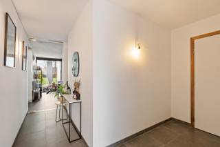 Ontdek deze instapklare BEN-woning waar comfort en duurzaamheid perfect samenkomen!<br />Deze energiezuinige gezinswoning werd met oog voor kwaliteit en hedendaags wooncomfort ingericht en heeft volgende indeling:<br /><br />GELIJKVLOERS:<br />Ruime inkomhal - apart toilet - lichtrijke en ruime leefruimte - open en volledig ingerichte keuken voorzien van alle comfort (vaatwas, koelkast, microgolf, oven, inductie kookplaat, dampkap en dubbele spoelbak) - ruime garage met automatische sectionaalpoort, bergruimte en wasvoorzieningen.<br /><br />VERDIEP 1:<br />Nachthal - apart toilet - 3 volwaardige slaapkamers - ingerichte badkamer met inloopdouche, ligbad en dubbele wastafel. (nachthal en 2 slaapkamers voorzien van praktische ingemaakte kasten.)<br /><br />TUIN:<br />Buiten geniet je van een ruime oprit en een volledig aangelegde, onderhoudsvriendelijke en zuidgerichte tuin. Het ruime terras, het gazon met hagen en diverse bomen, de moestuin en zelfs een kippenren maken dit tot een heerlijke plek om te ontspannen met een prachtig uitzicht op de omliggende velden.<br /><br />ALGEMEEN: <br />- CV op aardgas - vloerverwarming.<br />- Schrijnwerk: ALU, hoogrendementsglas, vliegramen en screens op de zuidgerichte ramen.<br />- Elektriciteit: Zonnepanelen aanwezig! (4,2kWp) - conform keuringsverslag - laadpaal aanwezig! (kan overgenomen worden)<br />- Regenwaterput aanwezig: 10.000l + infiltratieput.<br />- Laag energieverbruik, energiezuinige woning! (EPB: 29kwh /(m2 jaar) = A-score!)<br />- Goedgekeurde bouwvergunning voor aanbouw.<br /><br />Curieus? Vergeet zeker niet de 360° virtuele tour te bekijken!<br />https://bit.ly/4uzYtTQ<br /><br />Meer info op www.vastgoedvanoverschelde.be