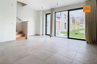 <p><span>Aan de rand van Tervuren, in de prestigieuze omgeving van The National Golf in Sterrebeek, bevindt zich dit elegante nieuwbouw duplexappartement van ca. 90 m². Een unieke opportuniteit voor zowel eigen bewoning als investering, dankzij de hoogwaardige ligging, de sterke huurvraag in de regio en de nabijheid van Brussel, internationale scholen en expats.</span></p><p><span> </span></p><p><span>Het appartement beschikt over een inkomhal met vestiaire en gastentoilet, een lichtrijke leefruimte van ca. 28 m² met open, volledig uitgeruste keuken, een praktische wasruimte, twee slaapkamers en een badkamer met dubbele wastafel en douche. Eén van de slaapkamers geeft toegang tot het privatieve terras van ca. 12,5 m², waar u in alle rust kunt genieten van de groene omgeving.</span></p><p><span> </span></p><p><span>Extra troeven zijn de gemeenschappelijke geothermische warmtepomp, videofonie, zonnescreens, kelderberging en twee parkeerplaatsen inbegrepen in de verkoopprijs. Verlichting en gordijnen zijn reeds geïnstalleerd, waardoor het appartement instapklaar is. Het appartement is momenteel verhuurd.</span></p><p><span> </span></p><p><span>De ligging binnen het golfdomein biedt een uitzonderlijke woonkwaliteit, met winkels, openbaar vervoer, fitness met binnen- en buitenzwembad en internationale scholen zoals de American School, German School en British School of Brussels in de nabije omgeving.</span></p><p><span> </span></p><p><span>Belangrijk: aangezien het om een nieuwbouwappartement gaat, valt de verkoopprijs onder het btw-regime van 21%.<br />Plan nu je bezichtiging op info@ap-p.be of door te bellen naar 078 /48 47 00. </span></p>