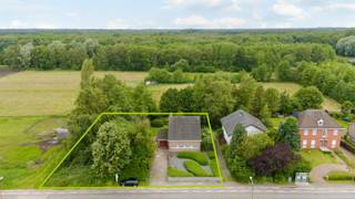 Ben je op zoek naar een ruime woning met karakter op een royaal perceel in een groene omgeving? Dan is deze open bebouwing met een perceel van 1886...