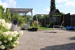 <p>Immo Pické biedt u deze recent gerenoveerde handelswoning aan gelegen aan een belangrijke verbindingsweg in Okegem. Bijgevolg is deze eigendom gelegen in de onmiddellijke omgeving van scholen, winkels, openbaar vervoer en de belangrijkste verbindingswegen.<br />De gelijkvloerse verdieping bestaat uit een ruime leefruimte met een aangrenzende eetkamer, een open keuken, een woonkamer en een gastentoilet.<br />Op de eerste verdieping vinden we 5 slaapkamers (16 m² - 14,50 m² - 13 m² - 12,50 m² en 12 m²), 2 badkamers (11,50 m² en 3 m²) en 2 nachthallen.<br />De tweede verdieping bestaat uit 1 ruime slaapkamer (25 m²), 1 badkamer (12m²) en een nog verder af te werken zolderruimte.<br />Daarnaast beschikt deze woning ook nog over een kelderruimte, een achterliggende koer met tuin en 2 garages achteraan op het perceel.</p>