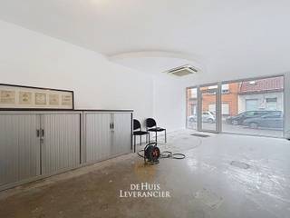 Op een strategische en goed zichtbare locatie in Niel bevindt zich dit veelzijdige gelijkvloerse handelspand met etalage. Een...