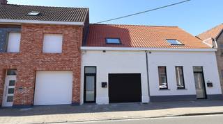 Bent u op zoek naar een stijlvolle, energiezuinige en volledig instapklare huurwoning? Dan is deze prachtig gerenoveerde woning gelegen te Moorslede beslist een bezoek waard. De woning bevindt zich op een centrale ligging, op wandelafstand van winkels, scholen, horeca en openbaar vervoer. Dankzij de vlotte verbindingen met Roeselare, Dadizele en Menen geniet u hier van het comfort van een rustige woonomgeving met een uitstekende bereikbaarheid.<br /><br /><strong>Indeling</strong><br />Bij het binnenkomen wordt u verwelkomd in de inkomhal met gastentoilet. Aansluitend bereikt u de lichtrijke leefruimte met open, volledig uitgeruste keuken. Deze moderne keuken is uitgerust met een koelkast, vaatwasmachine, spoeltafel, combi-oven, keramische kookplaat en dampkap. <br />Op het gelijkvloers bevindt zich tevens de stijlvolle badkamer, uitgerust met een ruime inloopdouche en een modern badkamermeubel.<br />Daarnaast is er een praktische wasplaats/berging met aansluiting voor een wasmachine. Deze ruimte is eveneens toegankelijk via een garagepoort en kan perfect dienen voor het veilig stallen van fietsen.<br />Op de eerste verdieping bevinden zich twee volwaardige slaapkamers.<br /><br /><strong>Comfort</strong><br />De woning werd volledig vernieuwd en biedt modern wooncomfort:
<ul>
<li>vloerverwarming op aardgas (gelijkvloers)</li>
<li>airconditioning in beide slaapkamers</li>
<li>volledige verlichtingsarmaturen aanwezig</li>
<li>volledig geschilderd en instapklaar</li>
</ul>
<strong>Buitenruimte</strong><br />Achteraan de woning bevindt zich een aangename, onderhoudsvriendelijke en zuidgerichte tuin met terras en graszone, waar u de hele dag door van de zon kunt genieten. Daarnaast wordt er nog een praktisch tuinhuis voorzien.<br /><br /><strong>Troeven</strong><br />✔ Volledig gerenoveerd<br />✔ Moderne, volledig uitgeruste keuken<br />✔ Badkamer met inloopdouche<br />✔ Vloerverwarming op aardgas<br />✔ Airconditioning in slaapkamers<br />✔ Zuidgerichte tuin met terras en tuinhuis<br />✔ Centrale ligging nabij alle voorzieningen<br />✔ <strong>Onmiddellijk beschikbaar</strong>!<br /><br /><u>Interesse in deze stijlvolle woning? </u><br />Ga naar www.dicasa.be, klik op het pand dat u wenst te huren en vul via de knop "Ik ben kandidaat" een kort profiel in.<br />Enkel via deze weg kunnen bezichtigingen aangevraagd worden – telefonisch worden geen afspraken ingepland.