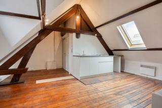<p><span>Aan de gezellige "stadswaag"</span><span> temidden van de bruisende studentenbuurt vinden we dit </span></p><p><span>ruim en licht 1-slaapkamer/studio appartement in karaktervol gebouw. </span></p><p><span>Gelegen aan gezellig plein omgeven door lindebomen met tal van resto's en cafés. </span></p><p><span> </span></p><p><span>Indeling:</span></p><p><span>Onder dak charmante en aangename leefruimte/living met open keuken.</span></p><p><span>De slaapkamer is gelegen in een mezzanine en dus niet afgesloten van de leefruimte. </span></p><p><span>Volledig gerenoveerde badkamer voorzien van douche en lavabo. </span></p><p><span> </span></p><p><span>Kosten:</span></p><p><span>Geen maandelijkse onkosten</span></p><p><span>Elektriciteit individueel te betalen.</span></p><p><span> </span></p>