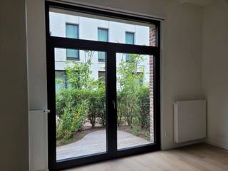 <p>E-mail: clara.jacquy@weinvest.be<br />Tel.: +32 456 12 69 85</p>
<p>We Invest biedt u exclusief deze lichtrijke studio van 37 m² aan, gelegen op het gelijkvloers van een gebouw aan de Koninklijke-Prinsstraat 37 in Elsene.</p>
<p>Dit mooie project bevindt zich in een charmante buurt, op wandelafstand van tal van leuke plaatsen, winkels, openbaar vervoer en alle nodige voorzieningen.</p>
<p>De studio valt meteen op door haar natuurlijke lichtinval en gezellige sfeer. Ze bestaat uit een woonruimte van 20 m², een volledig uitgeruste keuken, een ruime douchekamer en een aparte wasruimte.</p>
<p>Daarnaast beschikt u over een private kelder en een gemeenschappelijke fietsenberging.</p>
<p>Huurprijs: €900/maand<br />Maandelijkse lasten: €95 (voorschot inclusief privéverbruik van warm water, verwarming en gemeenschappelijke kosten)</p>
<p>EPC: C</p>
<p>Een zeldzame opportuniteit die comfort, licht en een uitstekende ligging combineert.</p>
<p>Ontdek nog meer exclusieve panden op www.weinvest.be.</p>